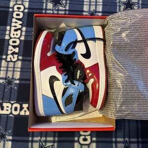 Air Jordan 1 Retro High OG Fearless UNC to Chicago
